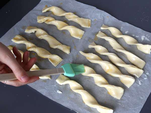 Flakiga ostsnurror med Airfryer - Beredning steg 5