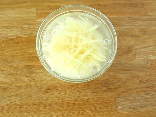 Air Fryer potatischips så krispiga att du inte kommer att tro att de är hemmagjorda - Beredning steg 2