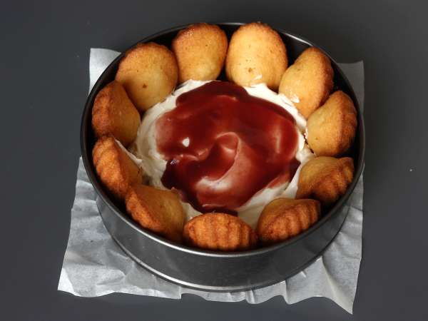Charlotte med röd frukt och madeleines - Beredning steg 5
