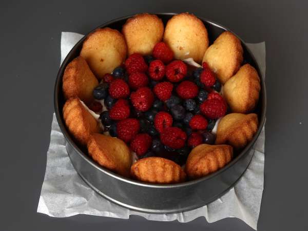 Charlotte med röd frukt och madeleines - Beredning steg 6