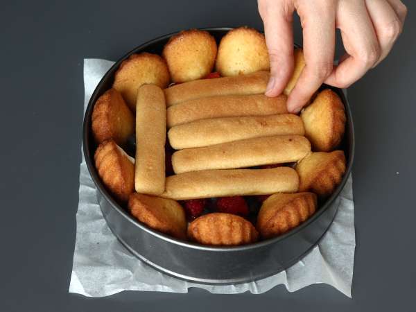 Charlotte med röd frukt och madeleines - Beredning steg 7