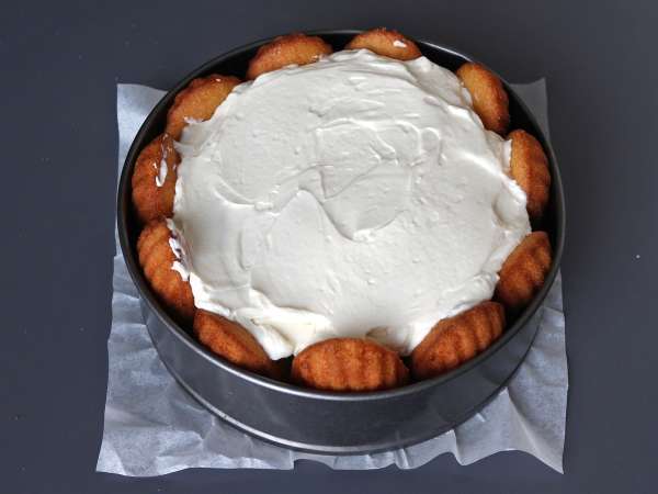 Charlotte med röd frukt och madeleines - Beredning steg 8