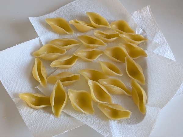 Conchiglioni fyllda med ricotta, zucchini och citron: krämig och gratinerad i ugnen - Beredning steg 3