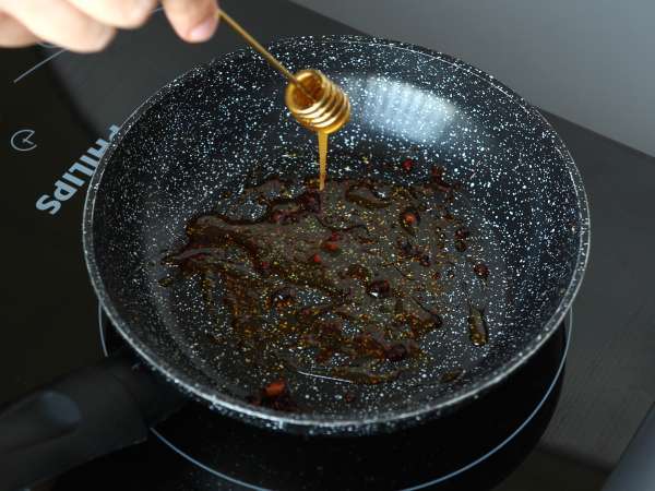 Stekta ägg med honung och mozzarella, den söta, salta och kryddiga expressfrukosten! - Beredning steg 1