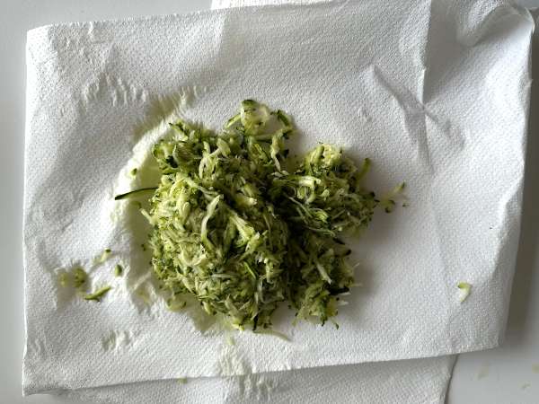 Ultrafuktig tårta med pistaschmandel, lime och zucchini - Beredning steg 1