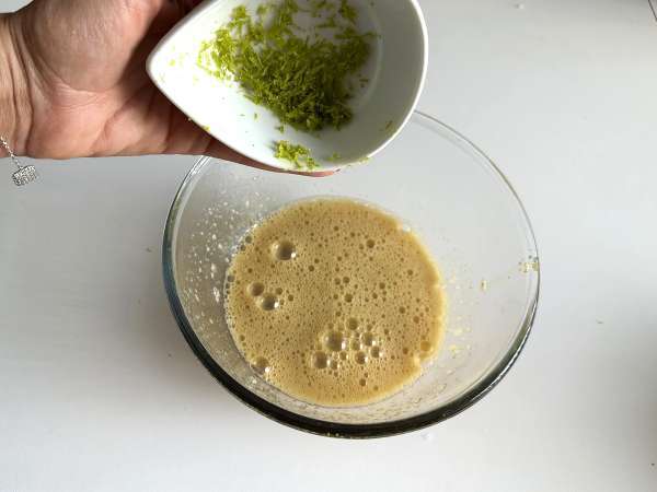 Ultrafuktig tårta med pistaschmandel, lime och zucchini - Beredning steg 4