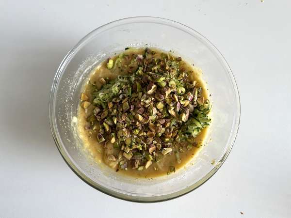 Ultrafuktig tårta med pistaschmandel, lime och zucchini - Beredning steg 6
