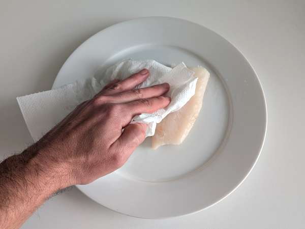 Luftstekt torsk med körsbärstomater, oliver och citron: lätt och snabbt recept - Beredning steg 1