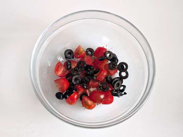 Luftstekt torsk med körsbärstomater, oliver och citron: lätt och snabbt recept - Beredning steg 2