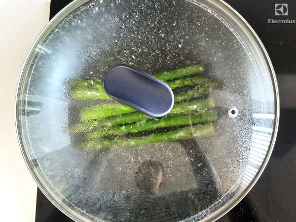 Tartiner med sparris, citron och basilika-ricotta - Beredning steg 2