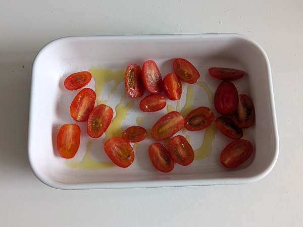 Brödkorgar med mozzarella, körsbärstomater och svarta oliver - Beredning steg 1