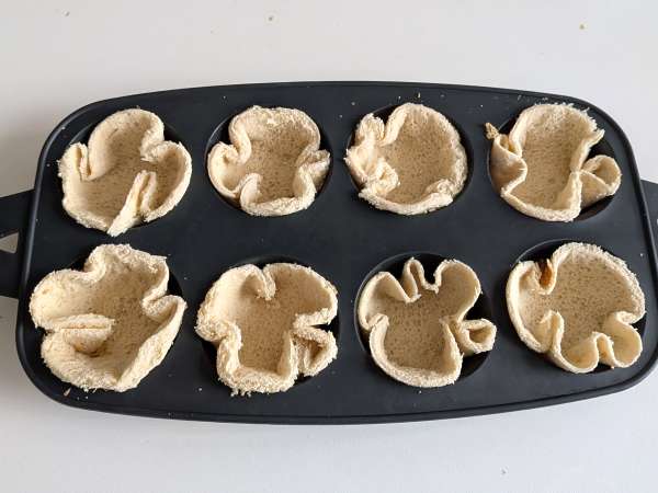 Brödkorgar med mozzarella, körsbärstomater och svarta oliver - Beredning steg 4