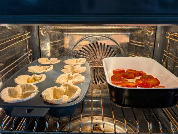 Brödkorgar med mozzarella, körsbärstomater och svarta oliver - Beredning steg 5