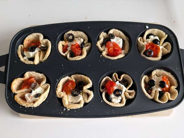 Brödkorgar med mozzarella, körsbärstomater och svarta oliver - Beredning steg 6