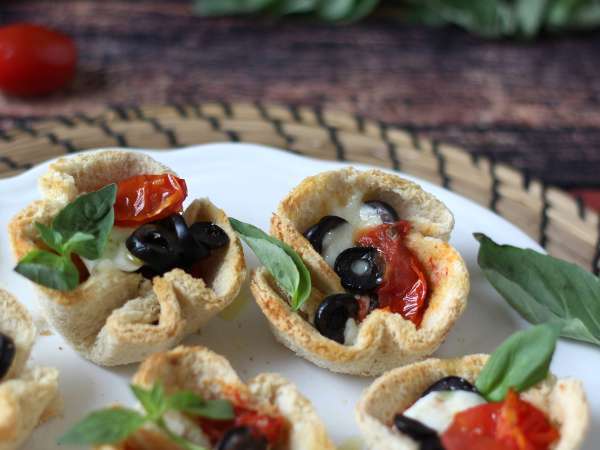 Brödkorgar med mozzarella, körsbärstomater och svarta oliver - Beredning steg 7
