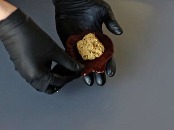 Dubai chewy cookies, det virala receptet på mochis med pistasch- och kadaiffyllning - Beredning steg 9