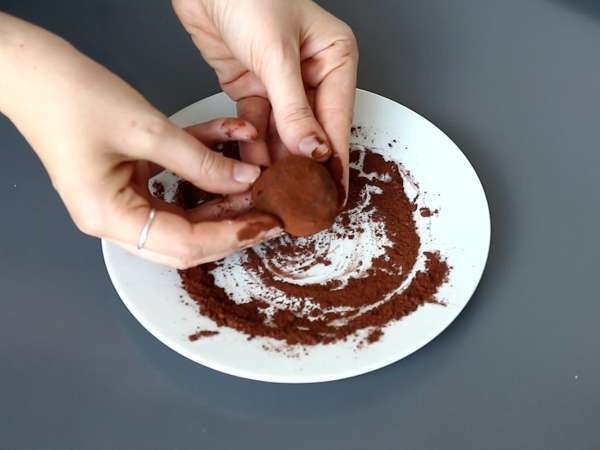 Dubai chewy cookies, det virala receptet på mochis med pistasch- och kadaiffyllning - Beredning steg 10