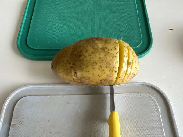 Hasselbackspotatis i fritösen: krispig, smältande i munnen och ultraenkel! - Beredning steg 1