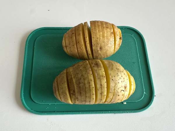Hasselbackspotatis i fritösen: krispig, smältande i munnen och ultraenkel! - Beredning steg 2