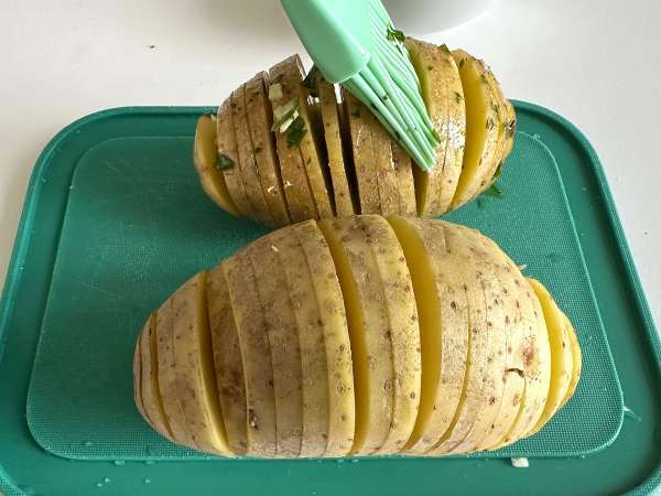 Hasselbackspotatis i fritösen: krispig, smältande i munnen och ultraenkel! - Beredning steg 4