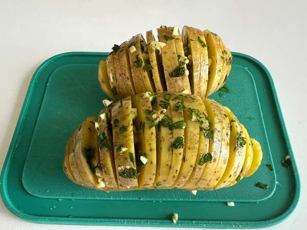Hasselbackspotatis i fritösen: krispig, smältande i munnen och ultraenkel! - Beredning steg 5