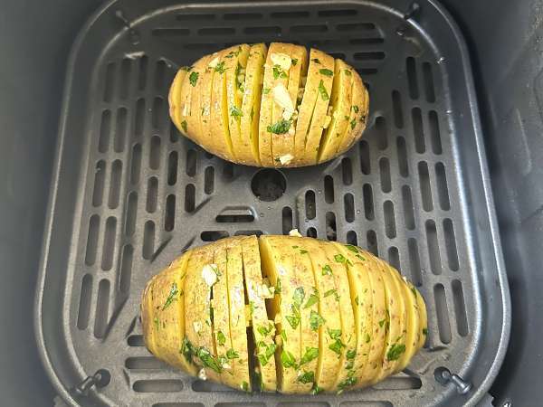 Hasselbackspotatis i fritösen: krispig, smältande i munnen och ultraenkel! - Beredning steg 6
