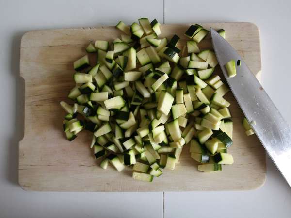 Orzo pastasallad med lax och zucchini - Beredning steg 3