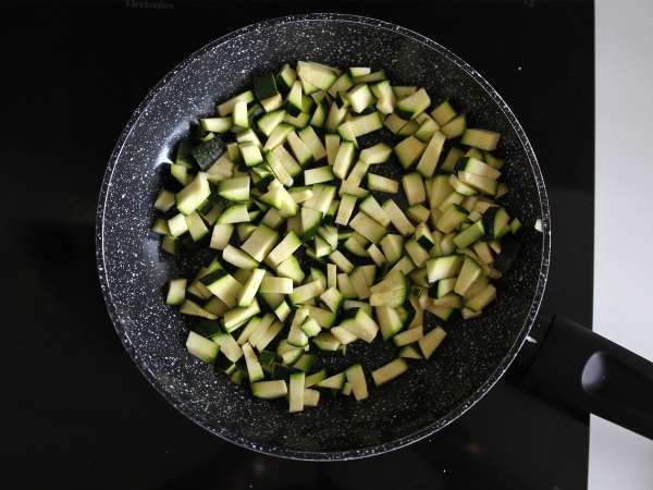 Orzo pastasallad med lax och zucchini - Beredning steg 4