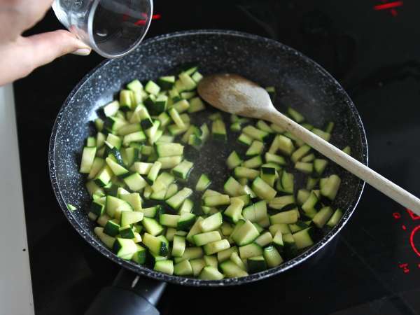 Orzo pastasallad med lax och zucchini - Beredning steg 5
