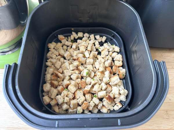 Krispiga örtkrutonger i Air Fryer (snabbt och enkelt) - Beredning steg 6
