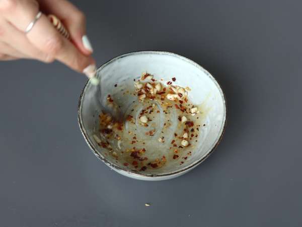 Kryddig gurksallad med jordnötter - Beredning steg 6