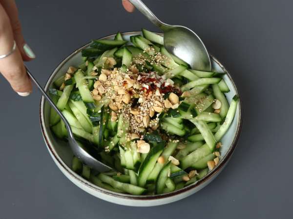Kryddig gurksallad med jordnötter - Beredning steg 8