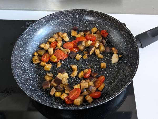 Pasta med auberginekräm och körsbärstomater: enkelt och gott recept - Beredning steg 6
