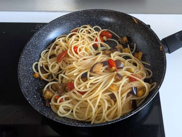 Pasta med auberginekräm och körsbärstomater: enkelt och gott recept - Beredning steg 7