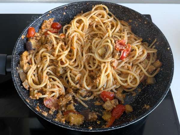 Pasta med auberginekräm och körsbärstomater: enkelt och gott recept - Beredning steg 8