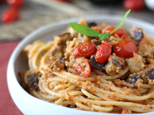 Pasta med auberginekräm och körsbärstomater: enkelt och gott recept - Beredning steg 9