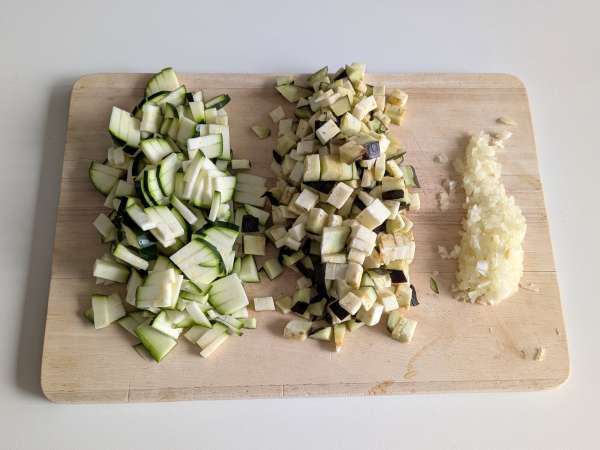 Bakade vegetariska fyllda paprikor: det enkla och välsmakande receptet med grönsaker och mozzarellaost - Beredning steg 2
