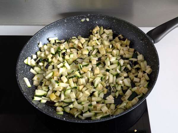 Bakade vegetariska fyllda paprikor: det enkla och välsmakande receptet med grönsaker och mozzarellaost - Beredning steg 3