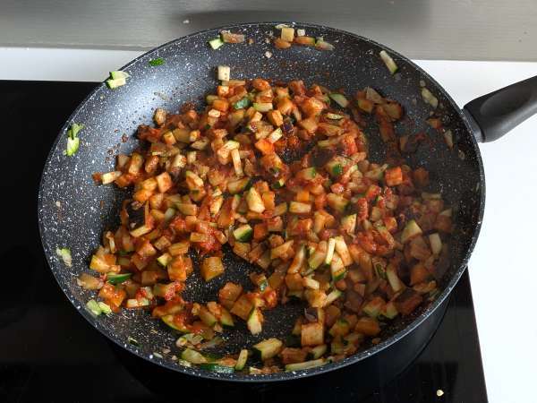 Bakade vegetariska fyllda paprikor: det enkla och välsmakande receptet med grönsaker och mozzarellaost - Beredning steg 4
