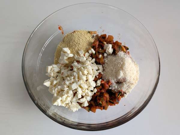 Bakade vegetariska fyllda paprikor: det enkla och välsmakande receptet med grönsaker och mozzarellaost - Beredning steg 5