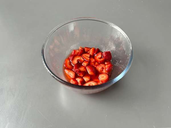 Pavê de morango, den brasilianska desserten gjord på jordgubbar och kondenserad mjölk som bäst äts kall - Beredning steg 1