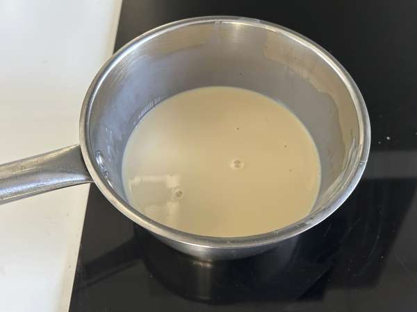 Pavê de morango, den brasilianska desserten gjord på jordgubbar och kondenserad mjölk som bäst äts kall - Beredning steg 2