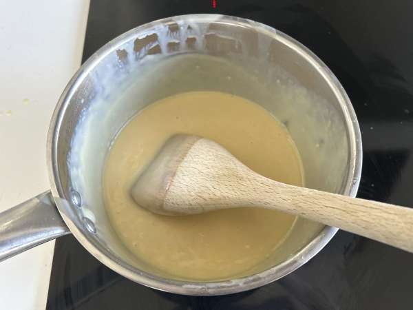 Pavê de morango, den brasilianska desserten gjord på jordgubbar och kondenserad mjölk som bäst äts kall - Beredning steg 3