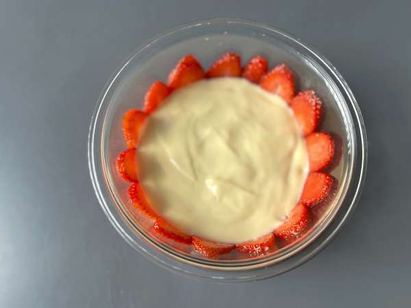Pavê de morango, den brasilianska desserten gjord på jordgubbar och kondenserad mjölk som bäst äts kall - Beredning steg 5