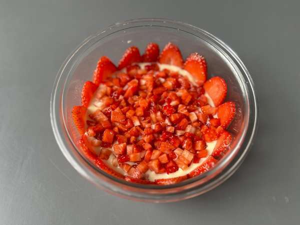 Pavê de morango, den brasilianska desserten gjord på jordgubbar och kondenserad mjölk som bäst äts kall - Beredning steg 6