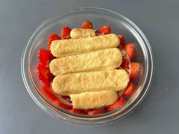 Pavê de morango, den brasilianska desserten gjord på jordgubbar och kondenserad mjölk som bäst äts kall - Beredning steg 7