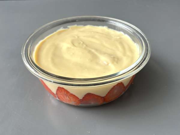Pavê de morango, den brasilianska desserten gjord på jordgubbar och kondenserad mjölk som bäst äts kall - Beredning steg 8