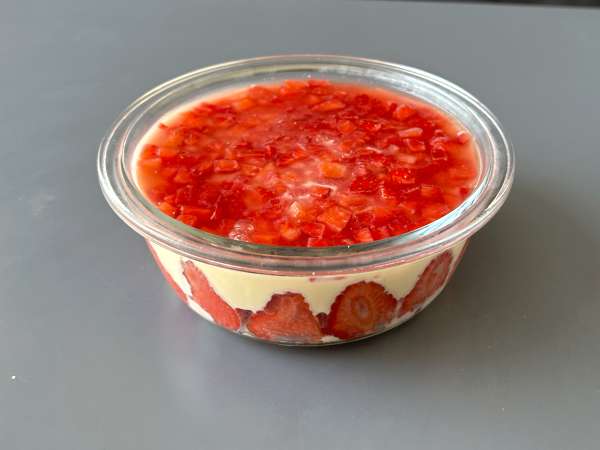 Pavê de morango, den brasilianska desserten gjord på jordgubbar och kondenserad mjölk som bäst äts kall - Beredning steg 11
