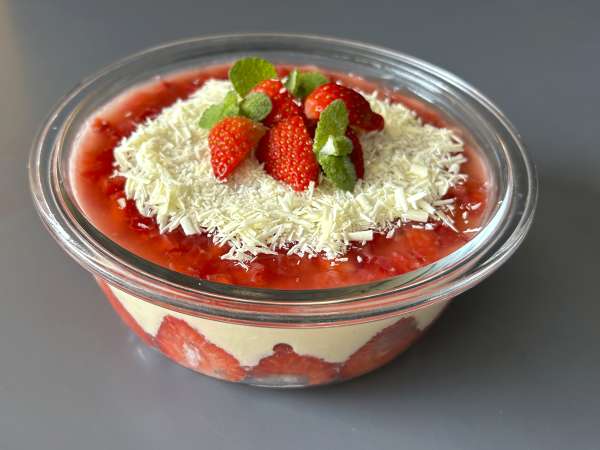 Pavê de morango, den brasilianska desserten gjord på jordgubbar och kondenserad mjölk som bäst äts kall - Beredning steg 12