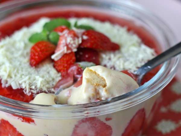 Pavê de morango, den brasilianska desserten gjord på jordgubbar och kondenserad mjölk som bäst äts kall - Beredning steg 13